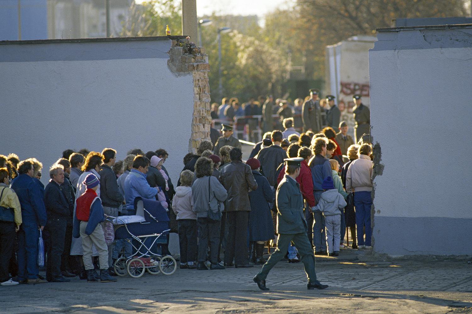 berlinmuren oppnas 1989 Berlinmuren öppnas 1989.
